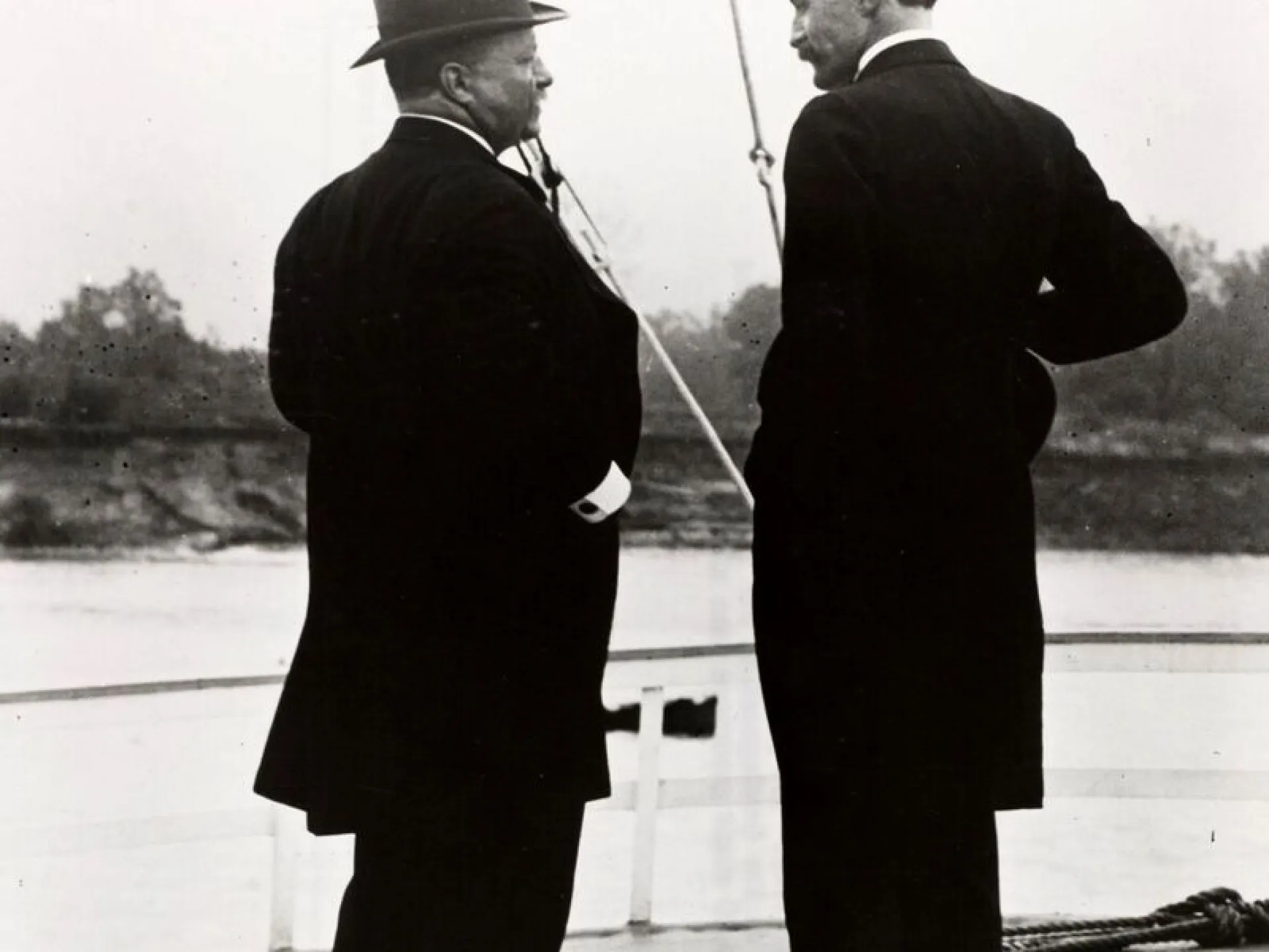 Gifford Pinchot and Theodore Roosevelt talking on a boat deck