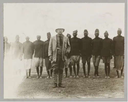 Photograph of Theodore Roosevelt and guides on Smithsonian-Roosevelt Expedition
