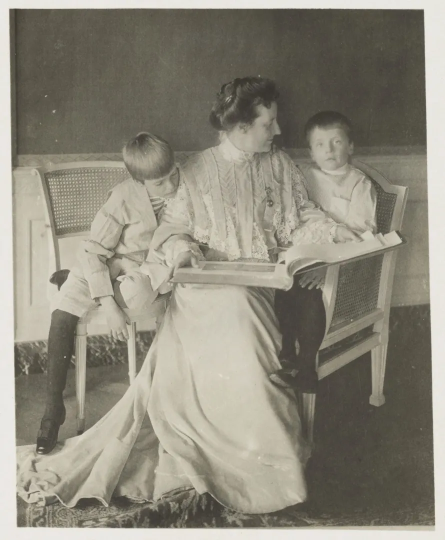 Edith Roosevelt seated reading to her young sons Archie and Quentin