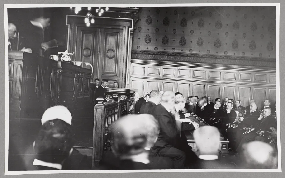 Theodore Roosevelt addressing an assembly in an ornate hall at the Hôtel de Ville in Paris, 1910