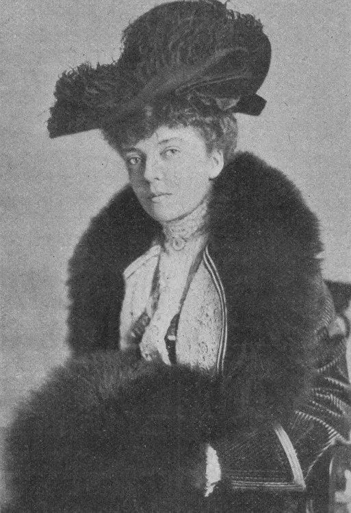 Alice Roosevelt in a feathered hat, 1902
