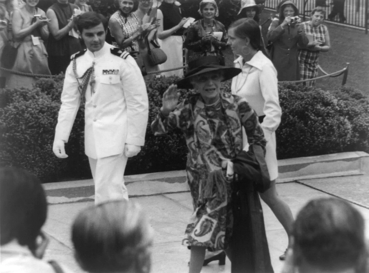 An elderly Alice Roosevelt Longworth with her granddaughter