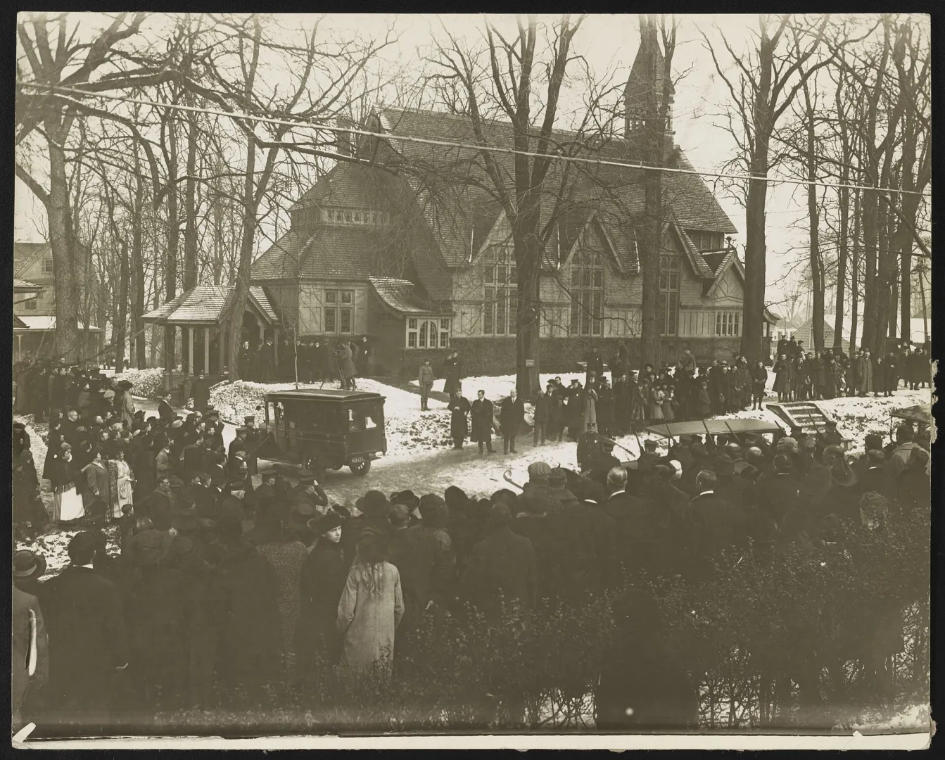 Crowds of mourners at Roosevelt's funeral, Oyster Bay, January 1919