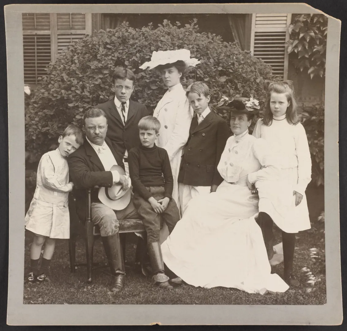 President Theodore Roosevelt, Edith, and their six children posed together outdoors in 1903