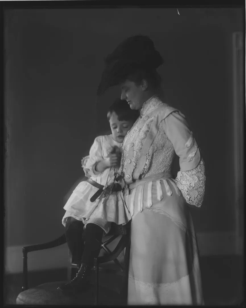 Edith Roosevelt holding her youngest son Quentin as a small child