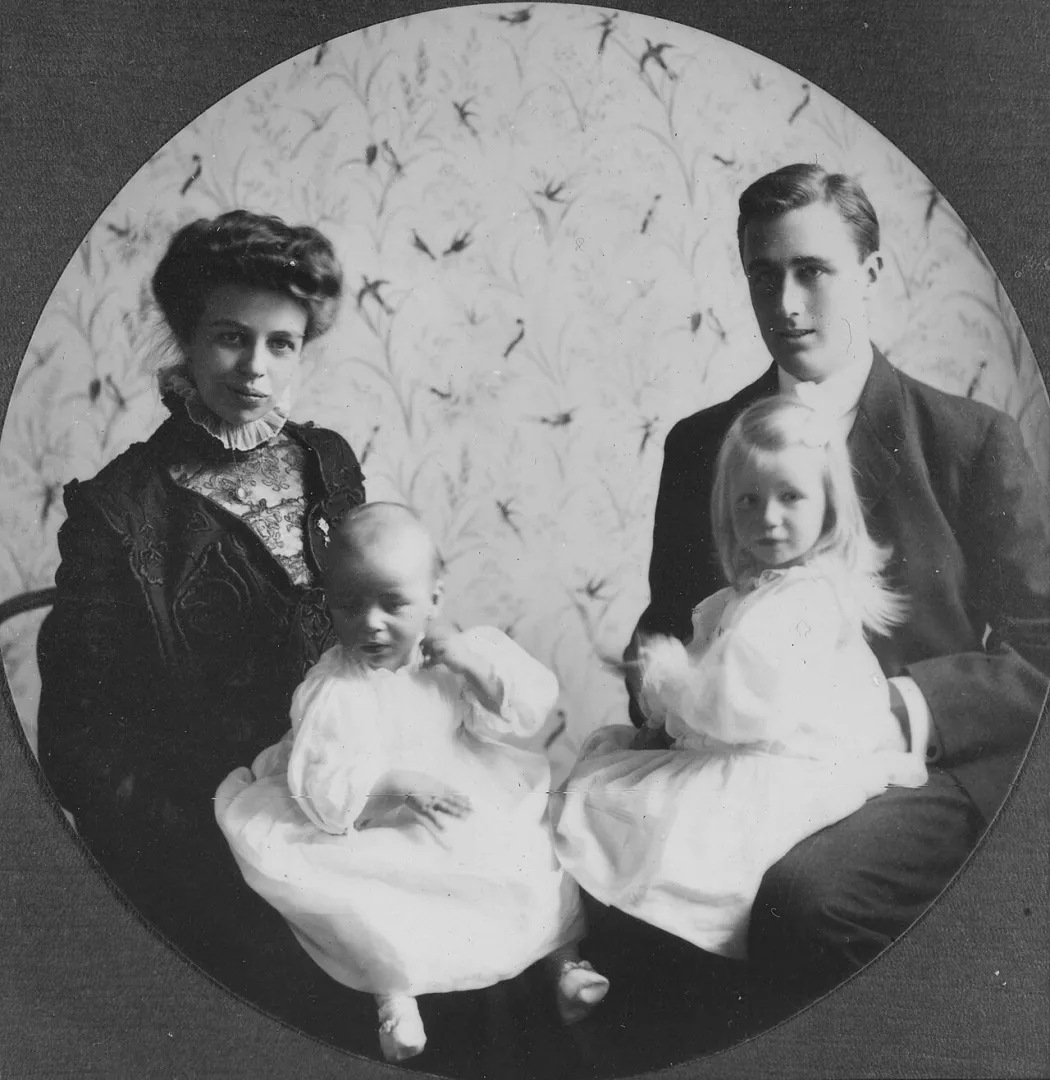 Franklin and Eleanor Roosevelt with their children, 1908