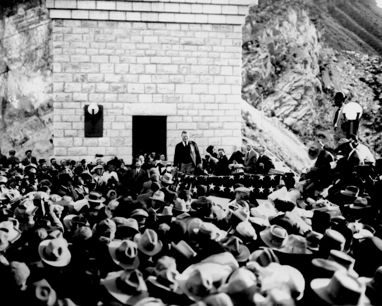 The completed masonry wall of Roosevelt Dam spanning a canyon on Arizona’s Salt River, 1911