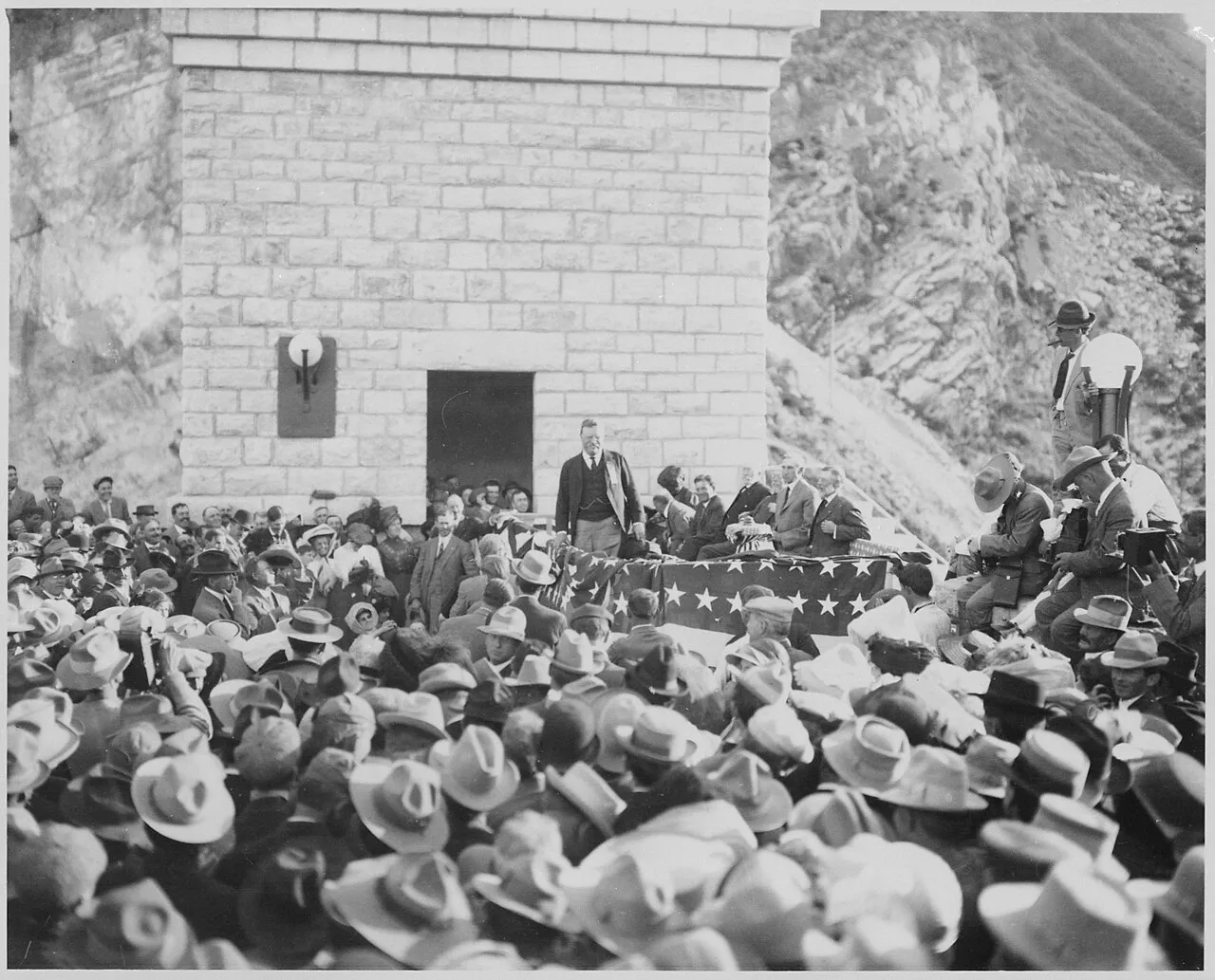Theodore Roosevelt speaking to a large crowd at the dedication of Roosevelt Dam, March 1911