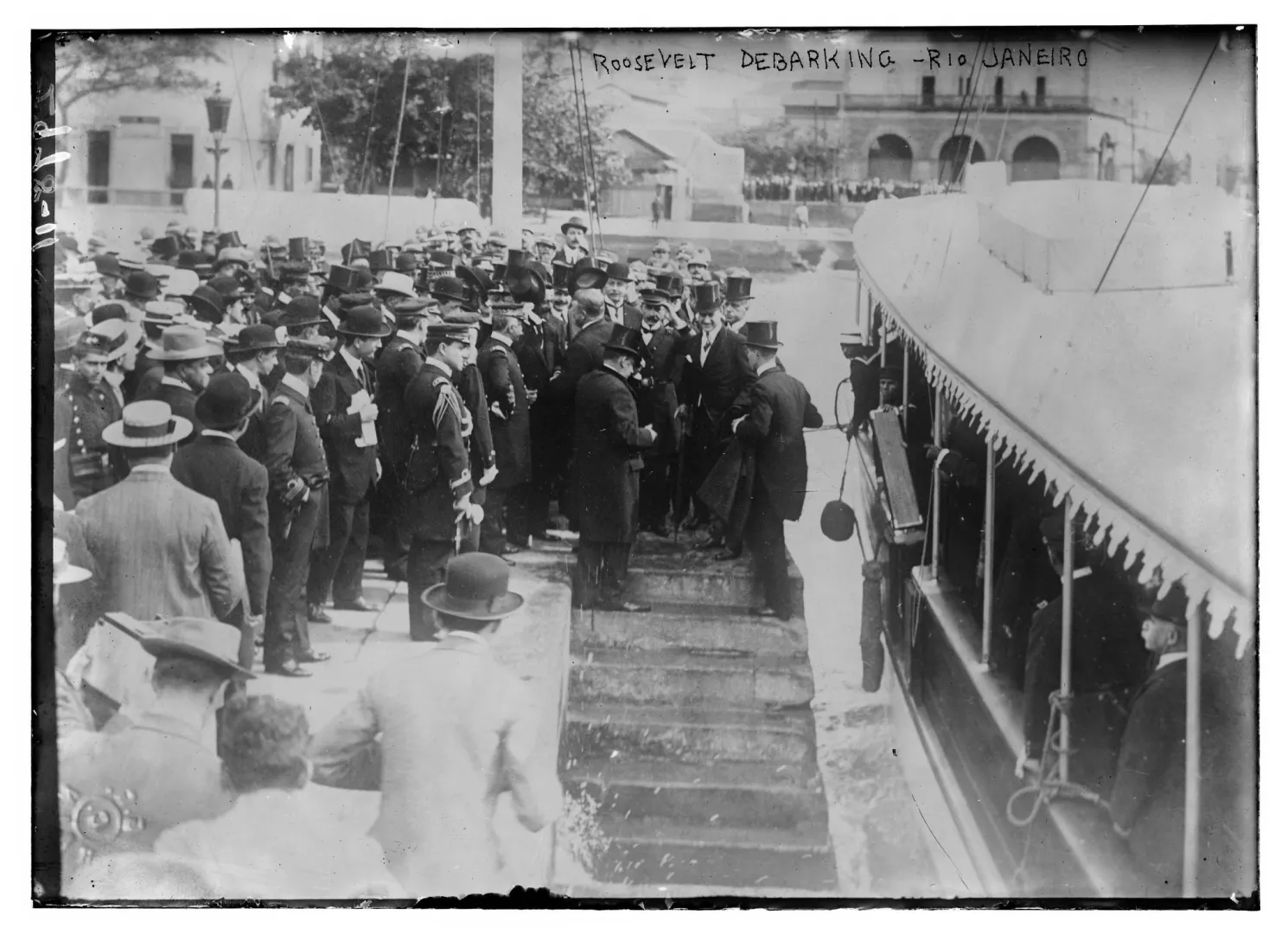 Crowds greeting Roosevelt as he arrives by ship in Rio de Janeiro