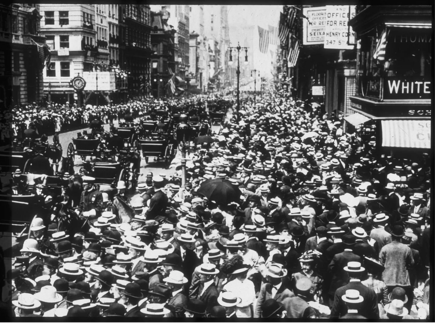 Enormous crowd filling a New York City street for Theodore Roosevelt's reception in June 1910