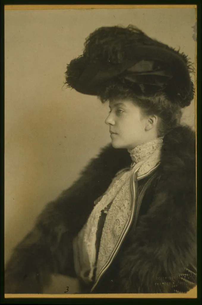 Alice Roosevelt in profile, wearing a plumed hat and fur.